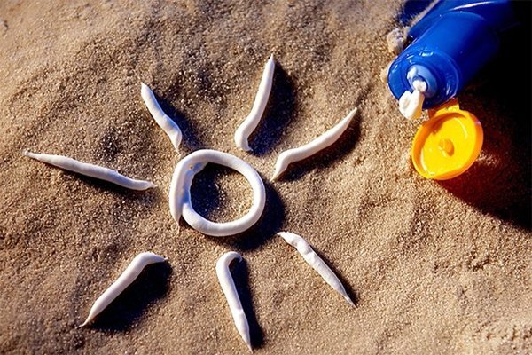 راهنمای انتخاب بهترین ضد آفتاب بی‌ رنگ