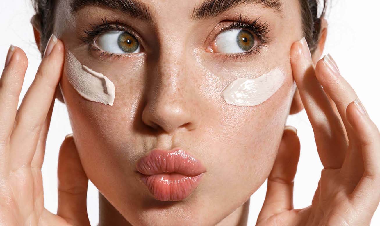 فواید ضد آفتاب بی رنگ؛ چرا بهترین انتخاب برای همه است؟