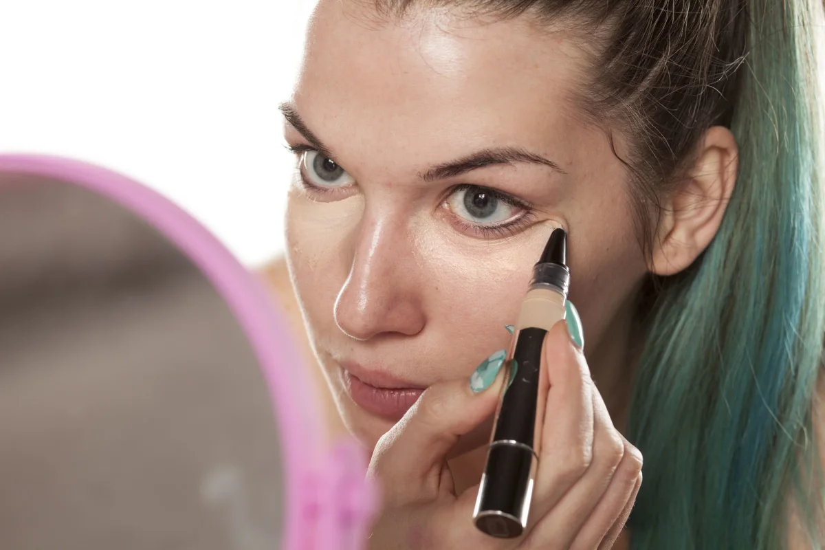 ویژگی‌های یک کانسیلر خوب برای تیرگی دور چشم