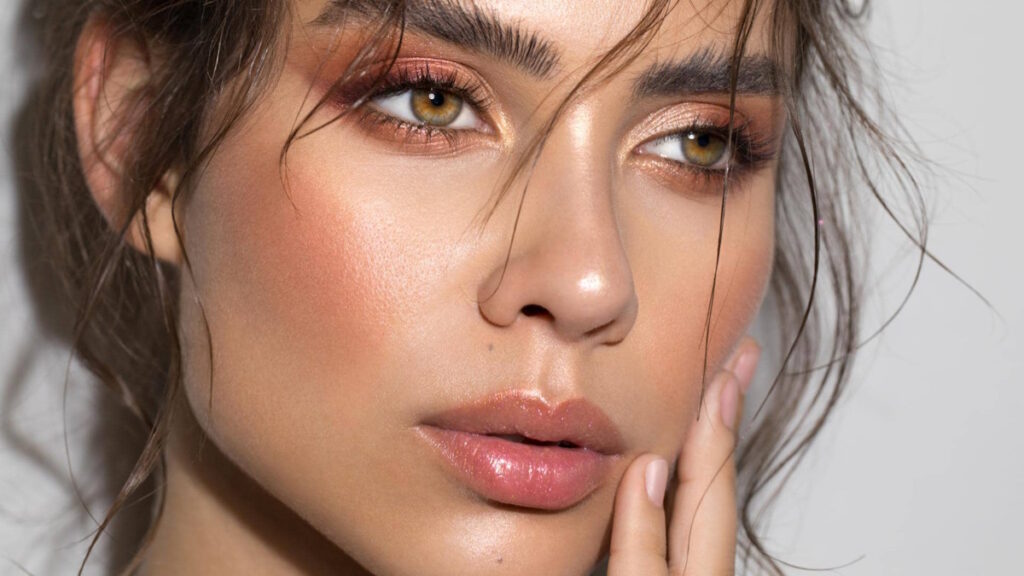 گرما بخشیدن به صورت با رژگونه و برنزر