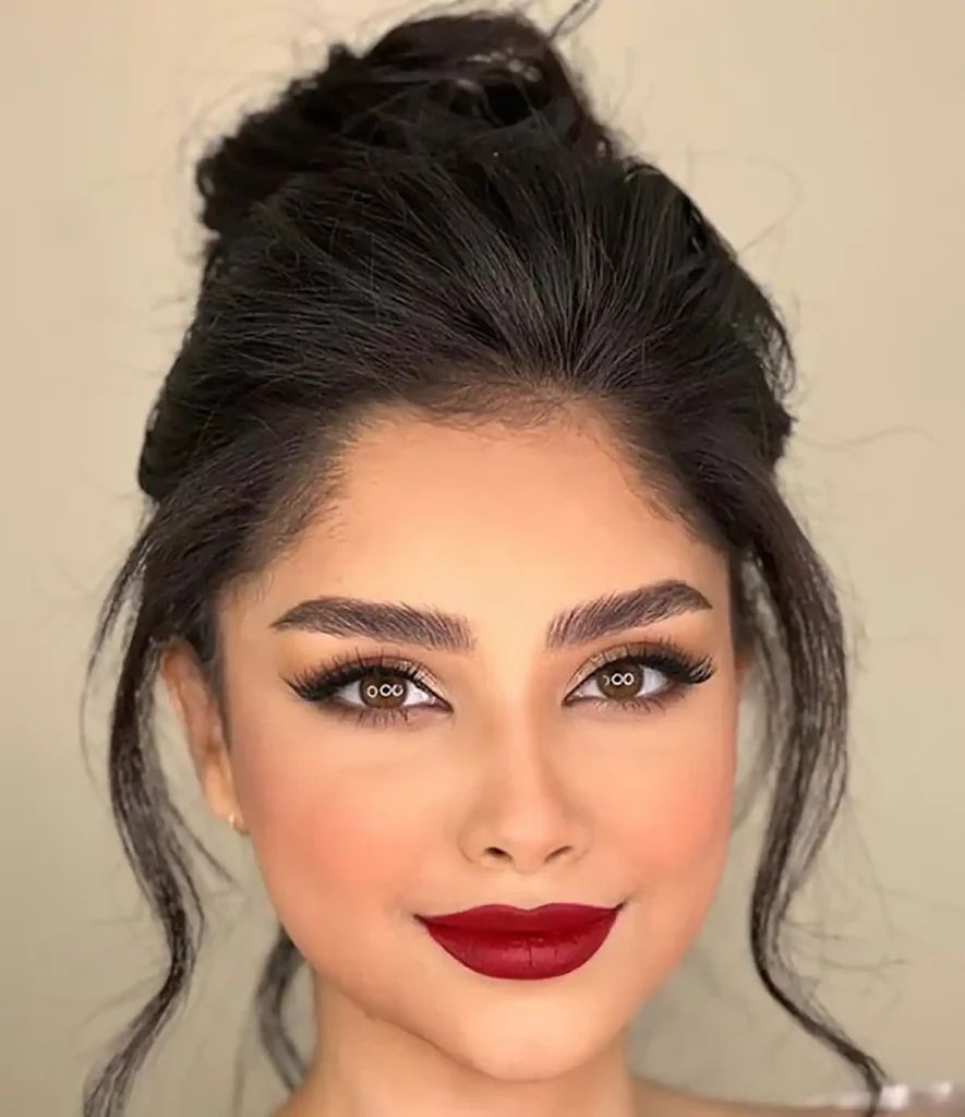 میکاپ لایت کلاسیک با رژ قرمز